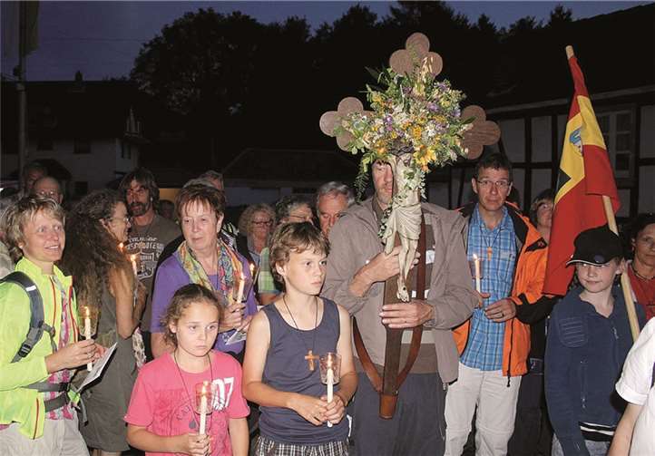 Aberhunderte große und kleine Pilger aus nah und fern folgten andächtig der Marienstatue.