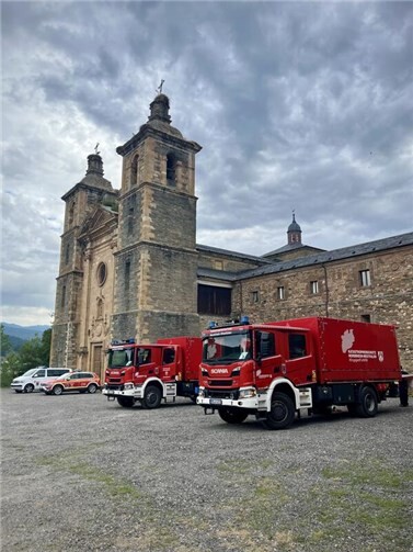 Abfahrbereite Logistikfahrzeuge vor dem Kloster Monasterio de San Andrés das als Unterkunft genutzt werden konnte.