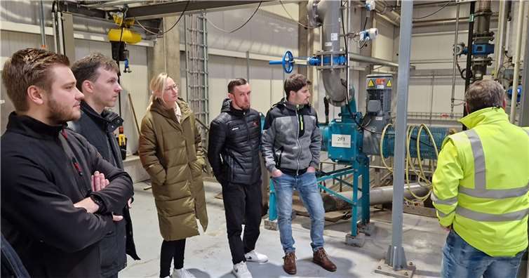 Abfallmanager Hans-Günther Hackländer zeigte den Studierenden der VDE Hochschulgruppe in einem Rundgang die Funktion und Besonderheiten der Anlage. Foto: Tobias Stier