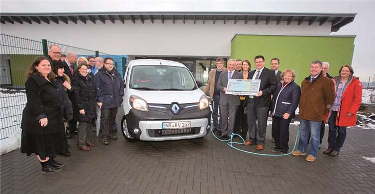 Abfallwirtschaft des Landkreises Neuwied nimmt erstes Elektroauto in Betrieb. 1.Kreisbeigeordneter Achim Hallerbach sowie Frank Ackermann, Geschäftsfeldleiter Netze Elektrotechnik bei den Stadtwerken Neuwied, und Michael Bleidt, zuständig für E-Mobilität, stellen dem Umweltausschuss das neue E-Mobil vor und nimmt einen symbolischen Scheck der SWN von 1.000 Euro entgegen.privat