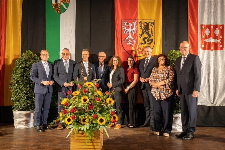 Abgebildet (v.l.): Peter Ropertz (Fraktionsvorsitzender im Stadtrat), Erster Beigeordneter Peter Diewald, der neue Bürgermeister Pascal Rowald, Bürgermeister A.D. Guido Orthen, Landrätin Cornelia Weigand, Barbara Krutzsch (Vorsitzende des Personalrats der Stadtverwaltung Bad Neuenahr-Ahrweiler), Ministerpräsident Gordon Schnieder, Carina Verster-Rotthier (Leiterin des Partnerschaftskomitees der Partnergemeinde Brasschaat in Belgien) und Achim Juchem (Bürgermeister der Gemeinde Grafschaft und Vorsitzender der Kreisgruppe der Bürgermeister im Städte- und Gemeindebund).