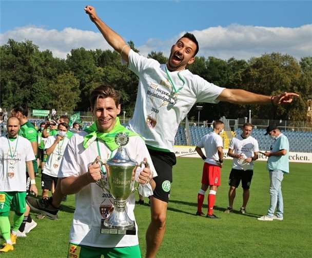 Abgehoben. Der FV Engers feierte ausgiebig den größten Erfolg seiner Vereinsgeschichte.Fotos: Volker Horz