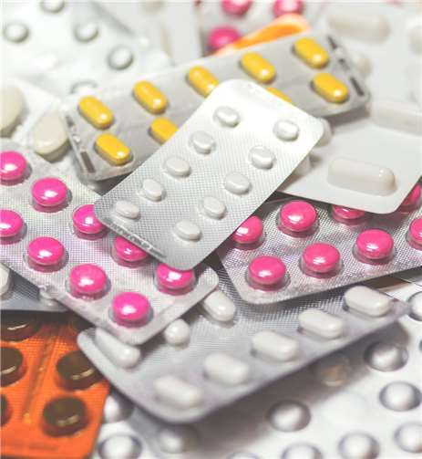 Abgelaufene und nicht mehr benötigte Pillen, Tropfen oder Tabletten gehören nicht in den Hausmüll, sondern können bei teilnehmenden Apotheken oder am Umweltmobil des Landkreises kostenlos abgegeben werden. Foto: Pexels/Pixabay