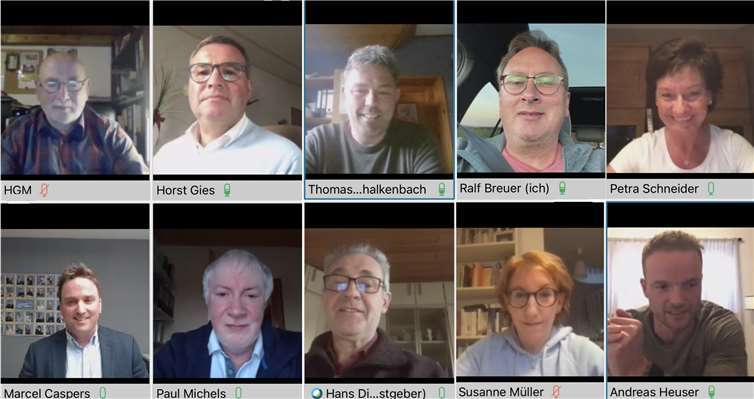 Abgeordnete und Vertreter der Vinxtbachtal-Gemeinden diskutierten über Verkehrssituation: (v.o.l.) Heinz-Georg Mauer (Ortsgemeinderat Königsfeld), MdL Horst Gies (Erster Kreisbeigeordneter Kreis Ahrweiler), Thomas Weber (Ortsbürgermeister Schalkenbach), Ralf Breuer (Ortsgemeinderat Königsfeld), zukünftige MdL Petra Schneider (CDU), Marcel Caspers (Verbandsbürgermeister Bad Breisig), Paul Michels (Ortsgemeinderat Königsfeld), Hans-Dieter Felten (Ortsbürgermeister Waldorf), zukünftige MdL Susanne Müller, Andreas Heuser (Ortsbürgermeister Gönnersdorf). Fotos: Ralf Breuer