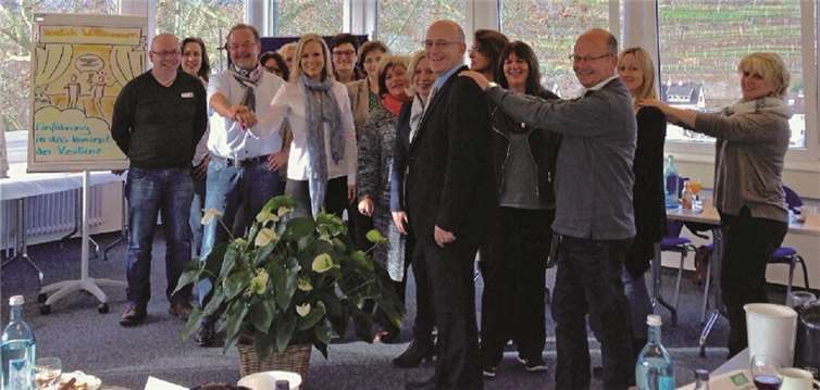 Abgerundet wurde die hochwertige Veranstaltung durch Übungen, in denen sich die Teilnehmerinnen und Teilnehmer selbst von der Wirksamkeit des Resilienztrainings überzeugen konnten. AOK