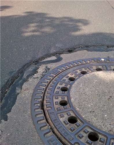 Abgesackte Kanaldeckel können zur Gefahr werden.