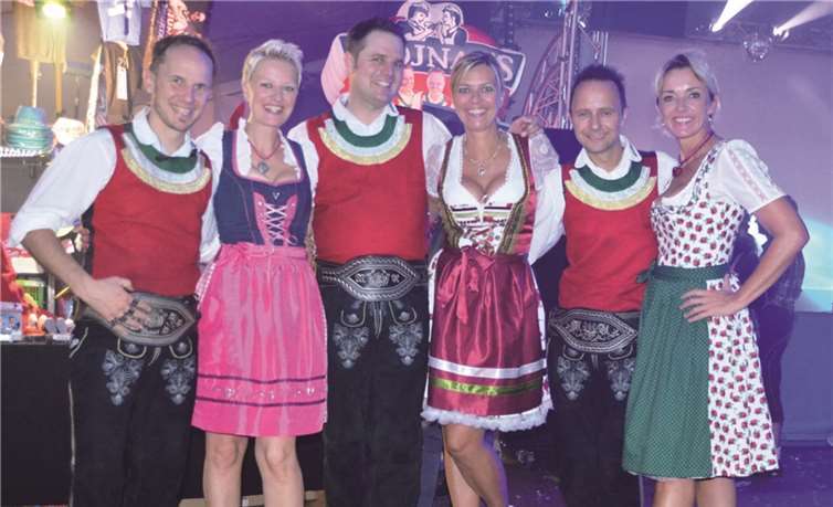 Abgeschleppt zur Hüttengaudi! Dem Werben der drei Hüttengaudi-Fans Nicole, Steffi und Sonja aus Helferskirchen im Westerwald konnten auch die Jungen Zillertaler nicht widerstehen. Österreichs Partyband Nr. 1 spielt an beiden Tagen bei der Kölner Hüttengaudi 2015.privat