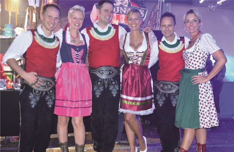 Abgeschleppt zur Hüttengaudi! Dem Werben der drei Hüttengaudi-Fans Nicole, Steffi und Sonja aus Helferskirchen im Westerwald konnten auch die Jungen Zillertaler nicht widerstehen. Österreichs Partyband Nr. 1 spielt an beiden Tagen bei der Kölner Hüttengaudi 2015.privat