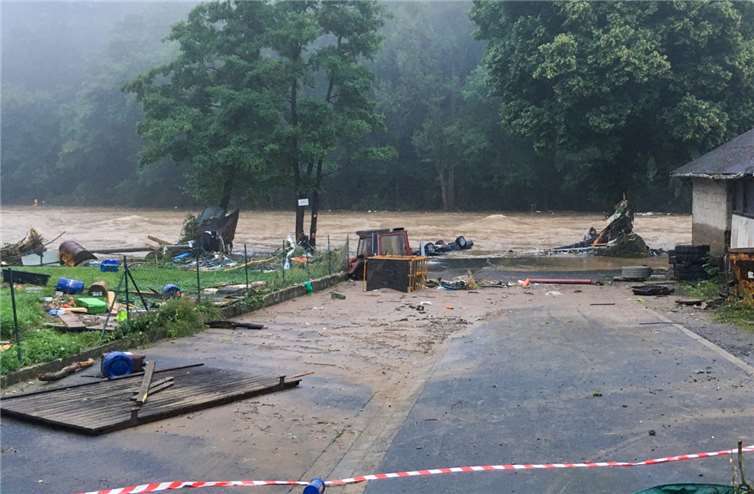 Einsatzauftrag Menschenrettung Abgeschnitten: Alle befestigten Zufahrtsstraßen zum Einsatzort waren durch Wassermassen oder Trümmer versperrt.