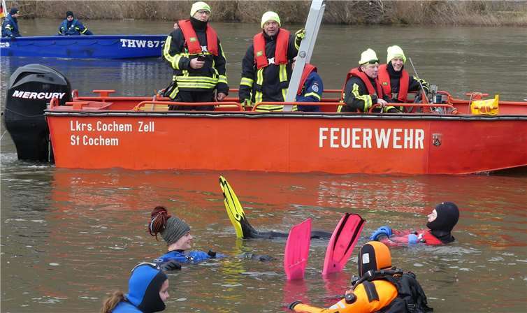 Abgesichert durch DRk, Feuerwehr und THW, ging es für die Aktiven abschließend in die trüben Moselfluten.
