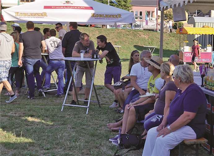 Abhängen und chillen an den Getränkeständen war in Burgen zunächst einmal angesagt. MT