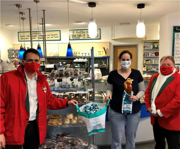 Abholung der Weckmänner im Café Reichwein.Fotos: privat