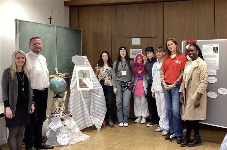 Abiturienten im Gespräch mit Dekan Strauch.