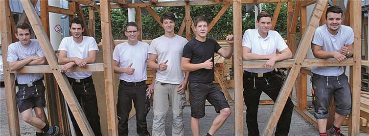 Abiturienten starten in die Handwerkslehre als Zimmerer. Im Bezirk der Handwerkskammer (HwK) Koblenz verfügen 14 der insgesamt 48 Jugendlichen, die in diesem Gewerk ihre berufliche Laufbahn beginnen, über die Fachhochschul- oder Hochschulreife.HwK Koblenz