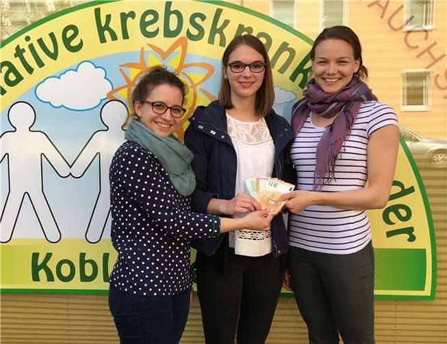 Abiturientinnen des Megina-Gymnasiums Mayen überbrachten die großzügige Spende an die Initiative.privat