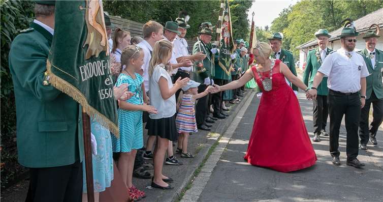 Abklatschen mit der Diözesankönigin Helga Klein – das gibt es nur beim Schützenfestzug in Adendorf. Fotos: JOST