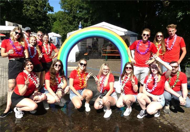 Abkühlung versprach beim Sommerfest des Karnevalsvereins überdies eine willkommene Regenbogendusche. Foto: TE