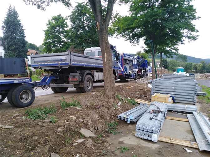 Abladen der Bauteile. Foto: Ulrich Stieber