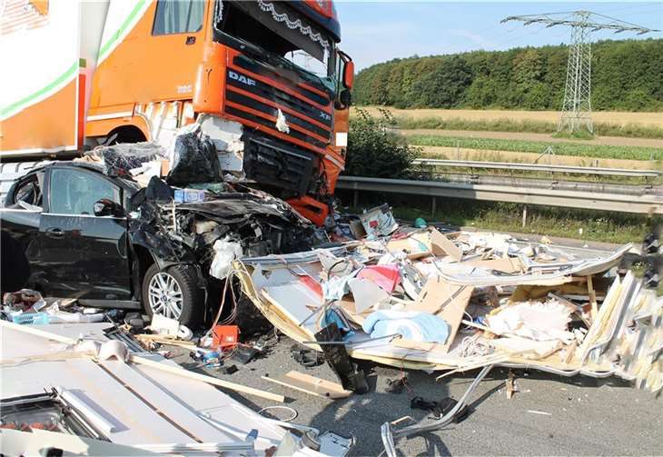 Ablenkung im Straßenverkehr kann Leben kosten. Beim Verkehrssicherheitstag standen die Sensibilisierung von LKW-Fahrern im Fokus der polizeilichen Präventionsmaßnahmen. Foto: LKA Rheinland-Pfalz