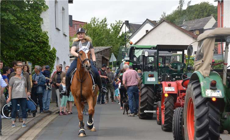 Abmarsch an Zuschauern und Traktoren vorbei!