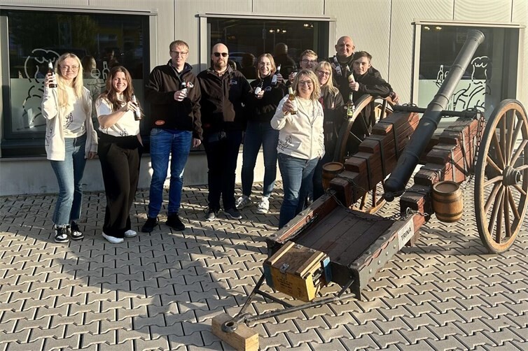 Abordnung der Bürgergarde mit Kanone TRINA zu Besuch beim Team des Getränkevertrieb Willi Klein 