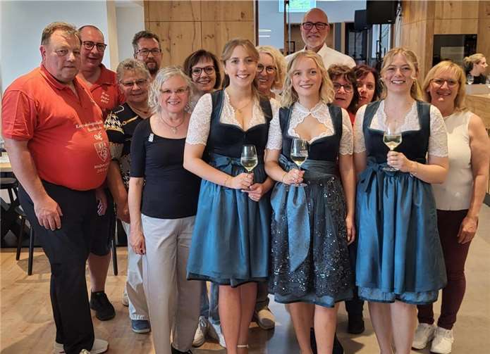 Abordnung der KG „Bunte Kuh“ Walporzheim bei der Vorstellung der neuen Weinmajestäten.  Foto: Anja Bernads