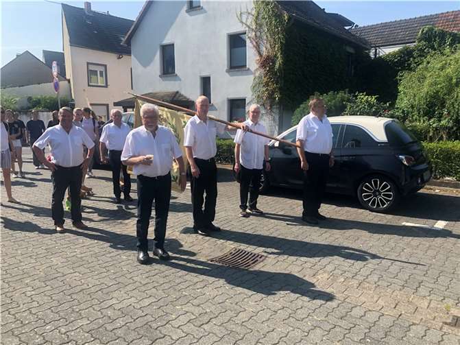 Abordnung des MGV Rheinland mit Vereinsfahne beim großen Festumzug der FFW Weitersburg.