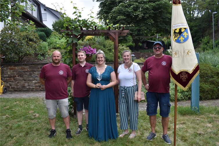 Abordnung des Vorstandes und Weinkönigin Jessi