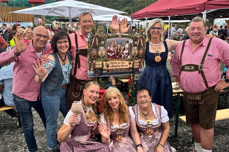 Abordnung mit Dreigestirn der KG,,Bunte Kuh“ Walporzheim