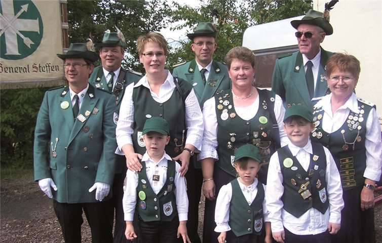 Abordnung mit dem „jüngsten Nachwuchs“: (V.v.l.) Luckas Christ, Lilli Stöcklein und Jannik Behnke.  privat