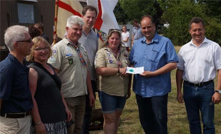 Abordnung von Pro Münstermaifeld überreicht „Finanzspritze“ zur Unterstützung der Stammesarbeit.