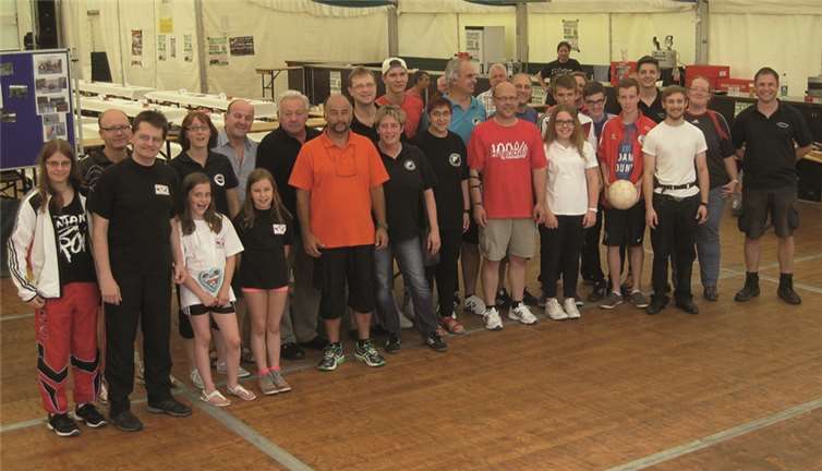 Abordnungen der Vereine, die im und am Raubacher Schützen-Festzelt ihre Sportarten präsentierten.E.Hoffmann