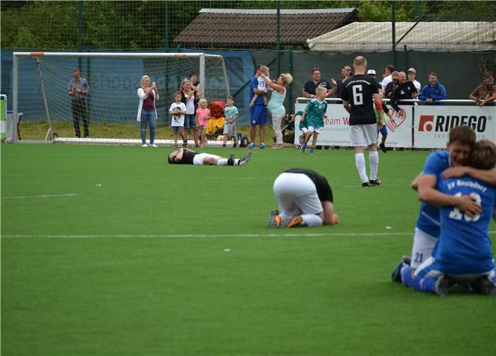 Abpfiff: Die Buschhovener sackten zu Boden, während beim SV Buschdorf gejubelt wurde.Patrick Pützler