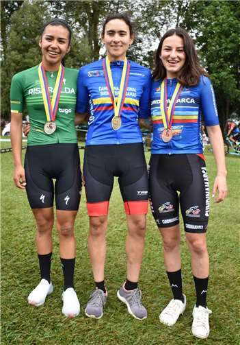 Abril Restrepo (Mitte) kehrt mit zwei Meistertiteln aus Kolumbien zurück.Foto: RSC Rheinbach