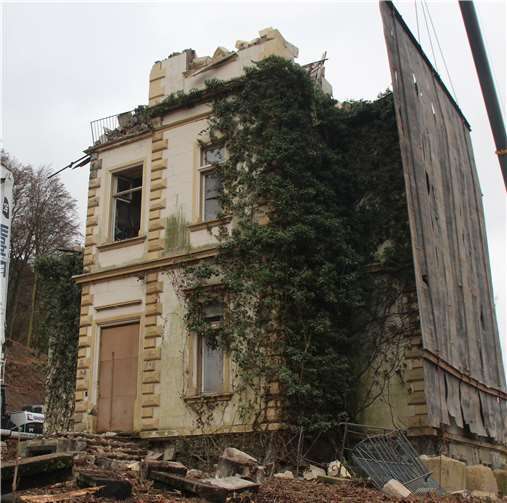 Abriss des Parkschlösschens: Rechts im Bild die überdimensionale Gummimatte, die die Brunnenstraße vor herabfallenden Trümmern schützt.