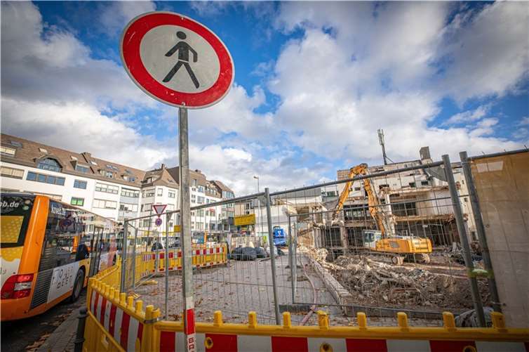 Abrissarbeiten an der Ecke Pfuhlgasse/Hohenfelder Straße. Dort soll unter anderem ein neues Hotel entstehen.  Foto:  Stadt Koblenz/ Andreas Egenolf