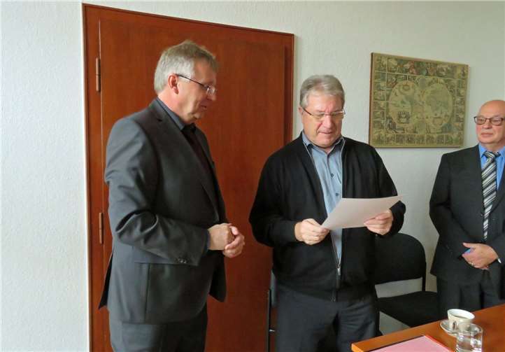 Abschied: Peter Mönnig dankt Karl-Heinz Neugebauer (rechts) für sein Engagement als Schiedsmann.