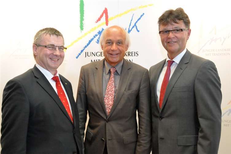 Abschied für Bernhard Mauel (Mitte) und Neuanfang für Burkhard Nauroth (rechts), hier mit Landrat Dr. Alexander Saftig, der die Verdienste des scheidenden Kreisbeigeordneten würdigte. Fotos: Bernd Schmitz