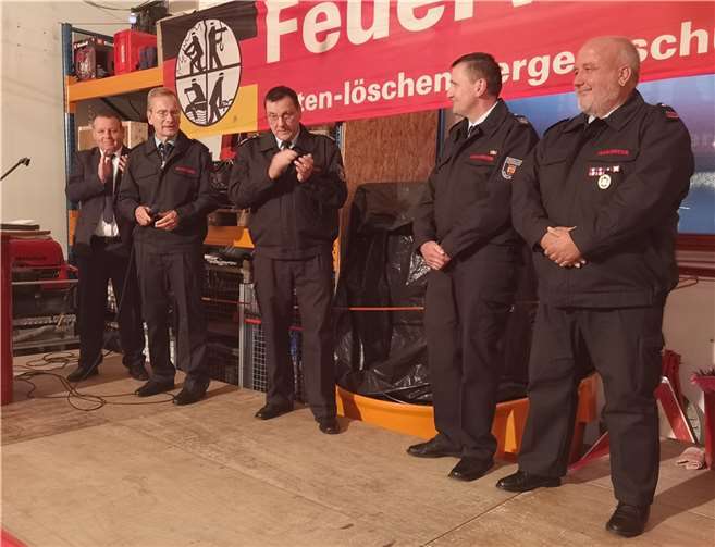 Sinzig: „Das Feuerwehrgerätehaus gehört auf die Jahnwiese“ Abschied für zwei Urgesteine der Bad Bodendorfer Wehr. (von links) Ortsvorsther Alexander Albrecht, Bürgermeister Andreas Geron. Stadtwehrleiter Andreas Braun sowie René Schmitt und Dirk „Blacky“ Schwarz. Foto: BL