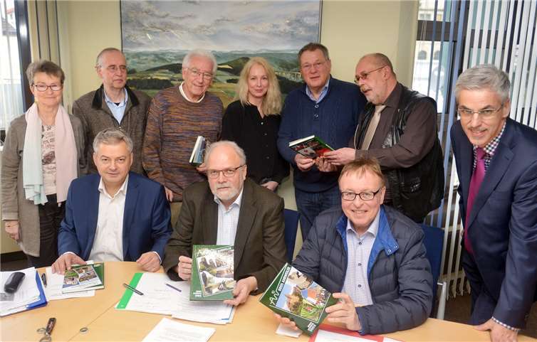 Abschied im Kreis der Redaktionskolleginnen und -kollegen für das Heimatjahrbuch: Leonhard Janta (sitzend, Mitte) geht in den Ruhestand. Als dessen Nachfolger stellte Dr. Jürgen Pföhler (r.) Jürgen Kempenich vor (l.). Kreisverwaltung Ahrweiler