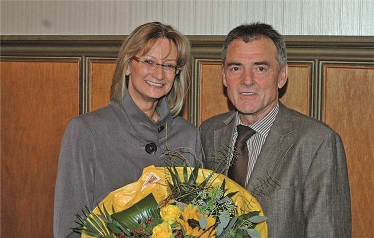 Silvia Mühl verabschiedet Abschied mit Blumen: Silvia Mühl und ihr Nachfolger Gunter Windheuser. BL