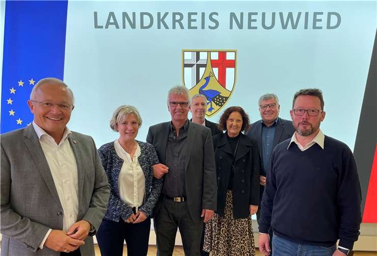 Abschied nach 42 Jahren bei der Kreisverwaltung: Unser Bild zeigt (von links) Landrat Achim Hallerbach, Ursula und Manfred Rasbach, Nachfolger Bernd Mohr, Personalratsvorsitzende Birgit Eisenhuth, Beigeordneten Michael Mahlert und den stellvertretenden Büroleiter Oliver Honnef.  Foto: Kreis Neuwied