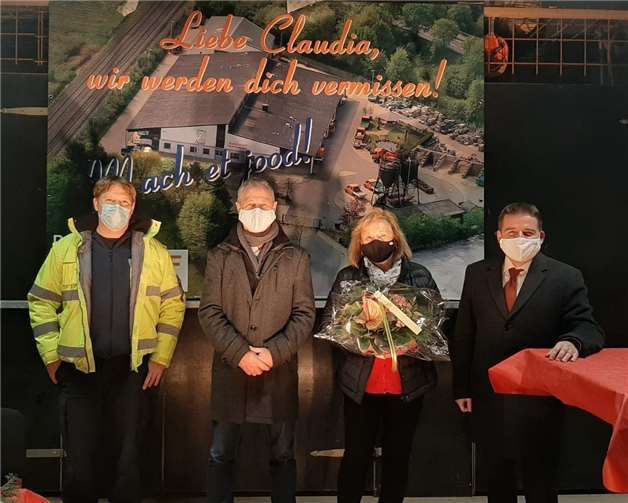 Abschied nach einem halben Jahrhundert, von links: Andreas Reincke und Ullrich Hagedorn (beide Baubetriebshof), Claudia Gieraths sowie Bürgermeister Holger Jung.Foto: Privat