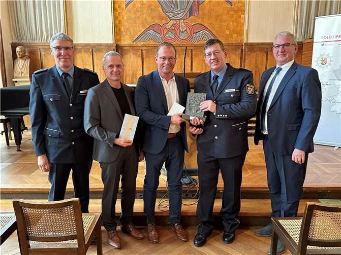 Abschied und Begrüßung bei der Polizeiautobahnstation Mendig (von links): Polizeidirektor Patrick Brummer, Leiter Verkehrsdirektion Koblenz, Frank Heins, Jörg Lempertz, Bürgermeister VG Mendig, Stefan Berger und Polizeipräsident Karlheinz Maron.  Foto: VG-Verwaltung Mendig/Stefan Pauly