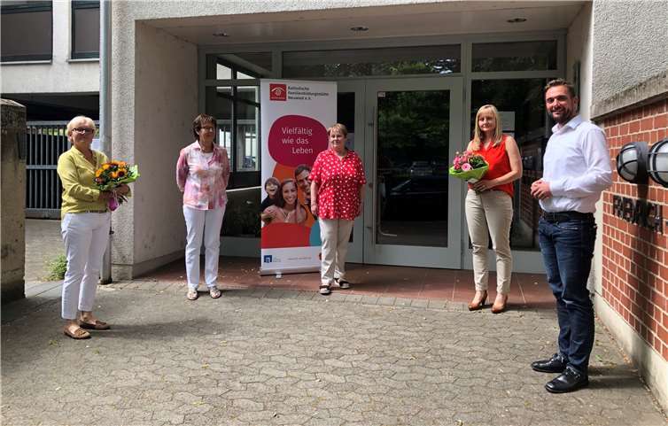 Abschied und Neubeginn. Der ehrenamtliche Vorstand verabschiedet Ute Gilles-Adenauer und gibt das Amt der Standortverantwortlichkeit der Familienbildungsstätte/Haus der Familie Linz sowie die pädagogische Leitung und die Qualitätsbeauftragung weiter an Leni Hahn.(v. l. n. r.) Ute Gilles-Adenauer, Dorothea Hummerich-Baulig (2. Vorsitzende), Mechtild Zilles (Vorsitzende), Leni Hahn und Nils Zimmermann (Geschäftsführende Leitung). Foto: privat