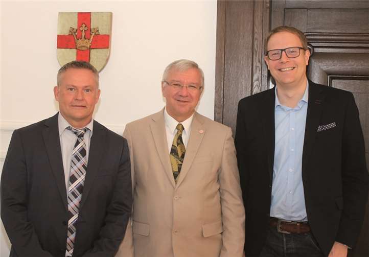 Abschied und Neubeginn: Oberbürgermeister Prof. Dr. Joachim Hofmann-Göttig (M.) mit Andreas Bilo (l.) und dessen Nachfolger, Claus Hoffmann.  Stadt Koblenz