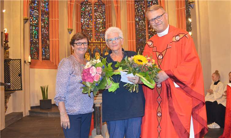 Abschied von Edith Reck (Mitte): Pfarrer Frank Klupsch und Pfarreienratsvorsitzende Ursula Gemein dankten der scheidenden Kita-Leiterin. Fotos: AB