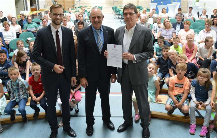 Abschied von der Eisenbachtal-Grundschule in Girod: Der scheidende Schulleiter Franz-Bernhards Zeis (Mitte) erhielt seine Ruhestandsurkunde von Schulrat Horst Rauen (r.). Mit dabei war Bürgermeister Ulrich Richter-Hopprich vom Schulträger Verbandsgemeinde Montabaur. Ingrid Ferdinand