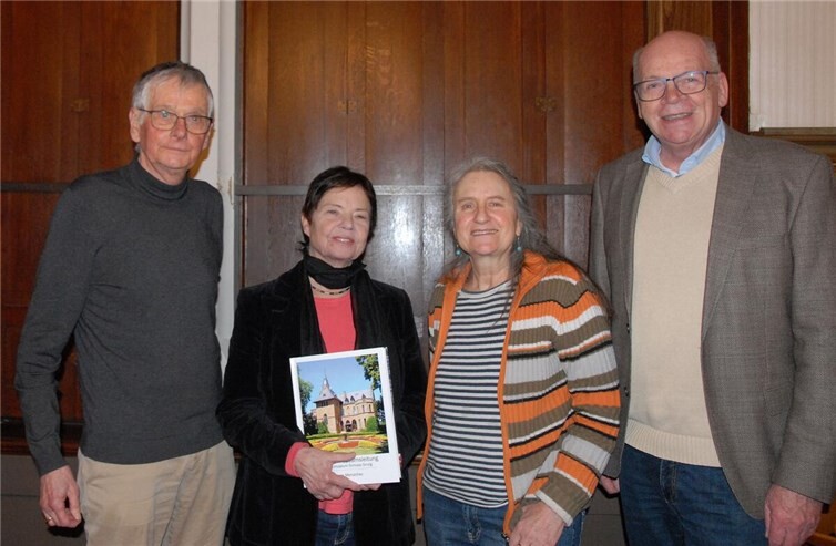 Abschied von der Vorstandsarbeit im Denkmalverein: Matthias Röcke und AgnesMenacher (von links, hier zusammen mit Hildegard Ginzler) wurden von Hardy Rehmann (rechts) gewürdigt . Foto: Denkmalverein