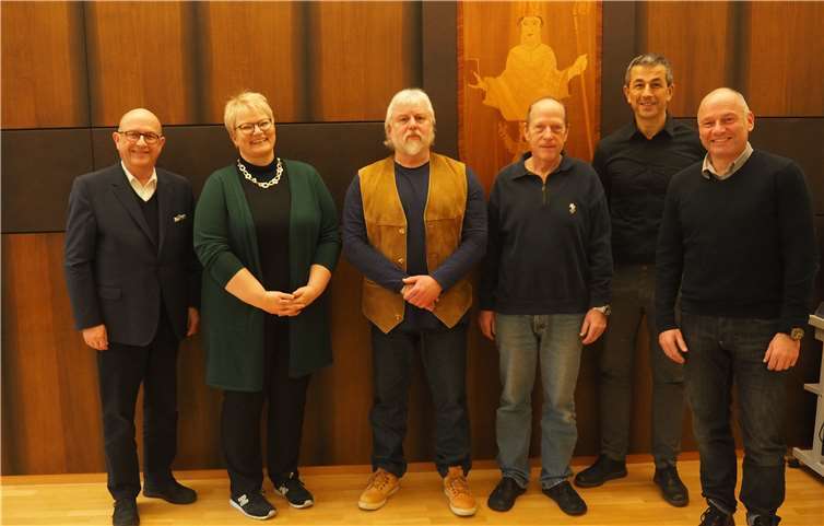 Helmut Gelhardt geht nach 50 Jahren in den Ruhestand Abschied von einem geschätzten Mitarbeiter (v. l.): Bürgermeister Kessler, Simone Olk (Personalrat), Helmut Gelhardt, Ralph Sommer (stellvertretender Fachbereichsleiter), Thomas Gutfrucht (Büroleiter) und Uli Kalb (stellvertretender Büroleiter).privat